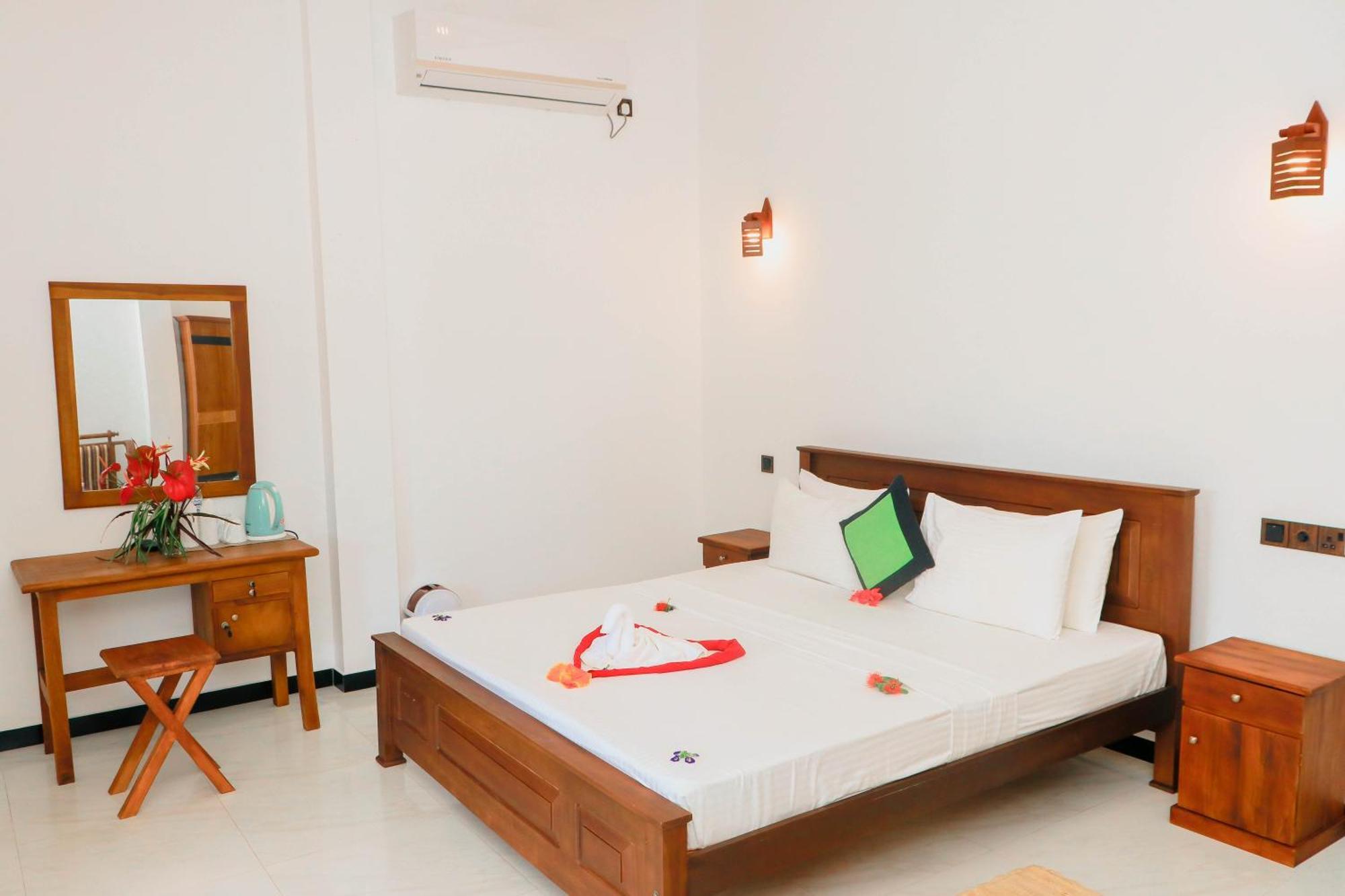 Dk Zur Einkenr Hotel Ahangama Luaran gambar